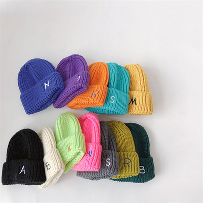 Winter 100pcs/Carton stricken Beanie Hats mit Stickerei/leerem Muster