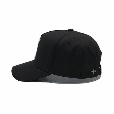 Strukturierte, verstellbare 5-Panel-Baseballmütze mit gesticktem Text und Metallschnalle