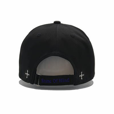 Strukturierte, verstellbare 5-Panel-Baseballmütze mit gesticktem Text und Metallschnalle