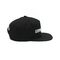 Plastikschließungs-schwarze flache Rand-Hysteresen-Hut-weißes gesticktes Logo