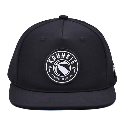 Kurvige Visor bestickte Baseballkappen 6 Panel Custom Eyelets