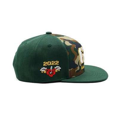 Atmungsaktive Plastik-Snapback-Hüte mit strukturierter Flachkante und kundenspezifischer Stickerei Logo Camo Farbe