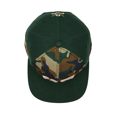 Atmungsaktive Plastik-Snapback-Hüte mit strukturierter Flachkante und kundenspezifischer Stickerei Logo Camo Farbe