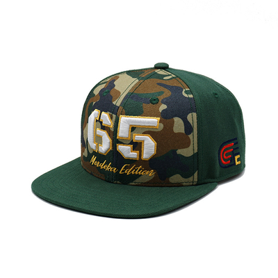 Atmungsaktive Plastik-Snapback-Hüte mit strukturierter Flachkante und kundenspezifischer Stickerei Logo Camo Farbe