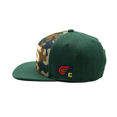 Atmungsaktive Plastik-Snapback-Hüte mit strukturierter Flachkante und kundenspezifischer Stickerei Logo Camo Farbe