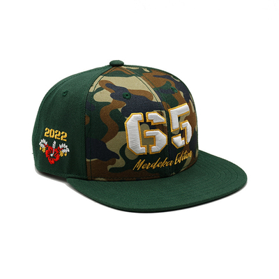 Atmungsaktive Plastik-Snapback-Hüte mit strukturierter Flachkante und kundenspezifischer Stickerei Logo Camo Farbe