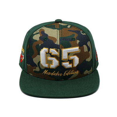 Atmungsaktive Plastik-Snapback-Hüte mit strukturierter Flachkante und kundenspezifischer Stickerei Logo Camo Farbe
