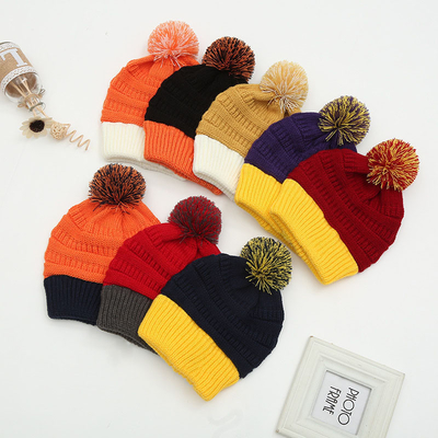 Herbst-Winter-Hut Passende Strickmütze Skully Trendy Warm mit Pompom Pelz Pom Pom Pom für Frauen Doppelfarbige Mode-Mütze