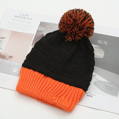Herbst-Winter-Hut Passende Strickmütze Skully Trendy Warm mit Pompom Pelz Pom Pom Pom für Frauen Doppelfarbige Mode-Mütze