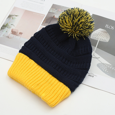 Herbst-Winter-Hut Passende Strickmütze Skully Trendy Warm mit Pompom Pelz Pom Pom Pom für Frauen Doppelfarbige Mode-Mütze