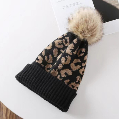 Hochwertige Pom Pom Winter Leopard Print Beanie Großhandel Weich warme Strick-Beanie Hüte