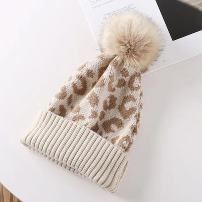 Hochwertige Pom Pom Winter Leopard Print Beanie Großhandel Weich warme Strick-Beanie Hüte