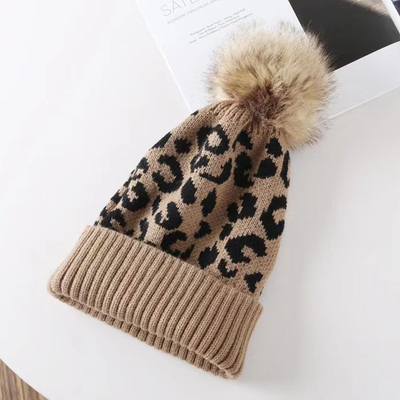 Hochwertige Pom Pom Winter Leopard Print Beanie Großhandel Weich warme Strick-Beanie Hüte
