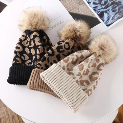 Hochwertige Pom Pom Winter Leopard Print Beanie Großhandel Weich warme Strick-Beanie Hüte
