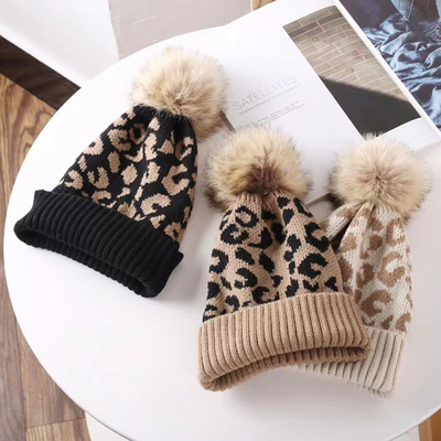 Hochwertige Pom Pom Winter Leopard Print Beanie Großhandel Weich warme Strick-Beanie Hüte