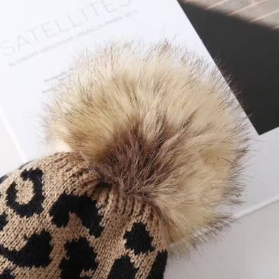 Hochwertige Pom Pom Winter Leopard Print Beanie Großhandel Weich warme Strick-Beanie Hüte