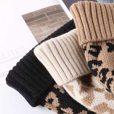 Hochwertige Pom Pom Winter Leopard Print Beanie Großhandel Weich warme Strick-Beanie Hüte