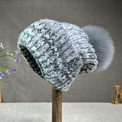2024 Neuer Hut Frauen Kaschmir Strickhut Herbst/Winter Fuchs Fell Pompom Hut Lockenrand Farbiger Schutzhüssel