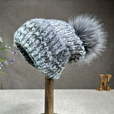 2024 Neuer Hut Frauen Kaschmir Strickhut Herbst/Winter Fuchs Fell Pompom Hut Lockenrand Farbiger Schutzhüssel