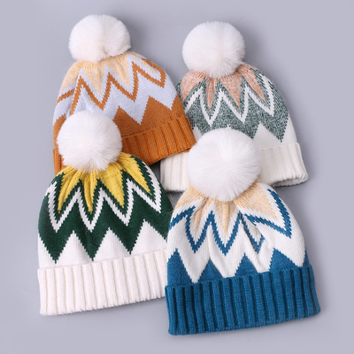 Gemachte bestickte Kugeln Winter gestrickte Streifen Muster warme weiche Pompom Puff Druckkugeln Hersteller