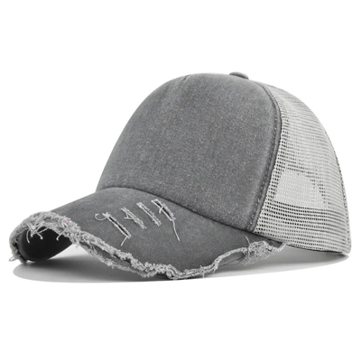 Hochwertige eigene Trucker-Hütte mit eigener Logobeschrift