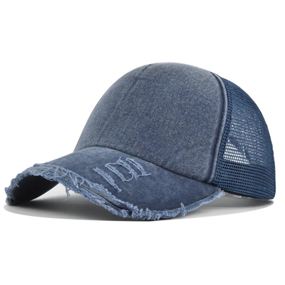 Hochwertige eigene Trucker-Hütte mit eigener Logobeschrift