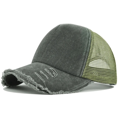 Hochwertige eigene Trucker-Hütte mit eigener Logobeschrift