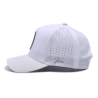OEM Custom 5 Panel Gummi PVC Logo Lasergeschnittene Lochung Perforierte Sport Performance Dad Hat, Weiße Wasserfeste UV-beständige Baseballkappe
