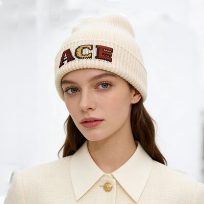 Anpassungsfähige Wollkappen mit natürlicher Isolierung und klassischer Optik perfekt für Winterkleidungskollektionen