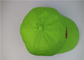 Grüne Normallack-gestickte Baseballmütze-Kurven-Rand-Schriftart