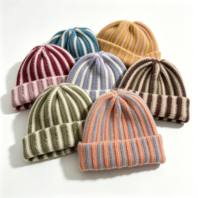 Gängige Strickmützen aus Acryl, inklusive Stickerei, Jacquard und unifarbenen Modellen