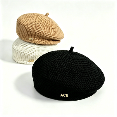Klassische gestrickte Baskenmütze Unifarbene ACE-Metall-Logo-Baskenmütze Stilvolle strapazierfähige Baskenmütze für tägliche Freizeitkleidung Unterstützung von kundenspezifischen Anpassungen